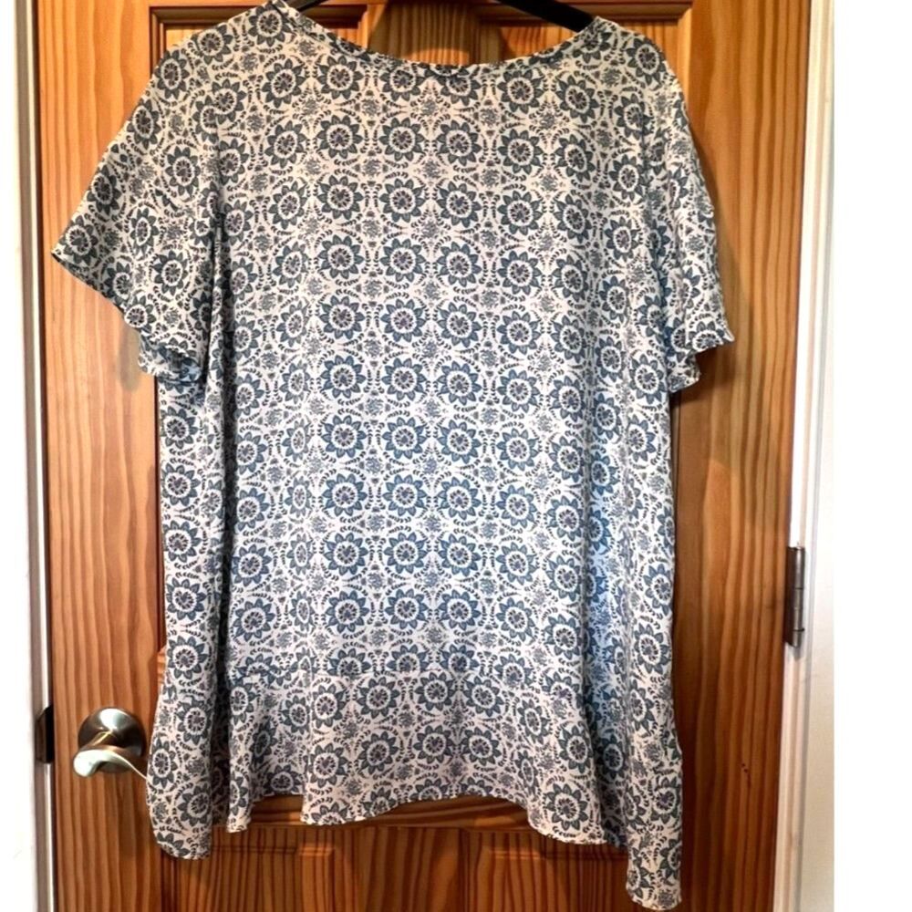 LOFT Women's Blue White Medallion Floral Print Blouse - Size L